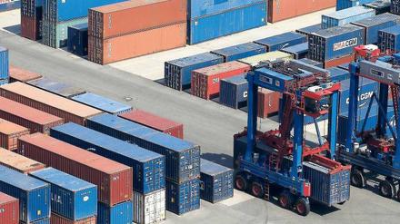 Noch stapeln sich die Container, wie hier im Hamburger Hafen. Die Schwäche des Exports dürfte Europa aber hart zusetzen. Foto: dapd
