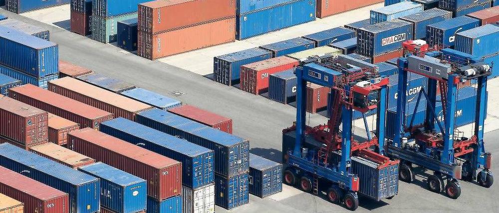 Noch stapeln sich die Container, wie hier im Hamburger Hafen. Die Schwäche des Exports dürfte Europa aber hart zusetzen. Foto: dapd