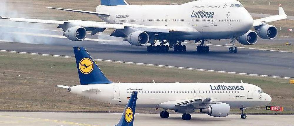 Nach unten korrigiert. Lufthansa, die größte deutsche Fluggesellschaft, wird die eigenen Gewinnziele wohl verfehlen. Viele Anleger trennten sich am Montag von der Aktie.Foto: dpa