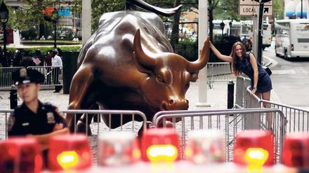 Viel Spaß an der Wall Street hat derzeit nur diese Touristin mit der Hand am Bullen – dem Symbol für steigende Kurse. 