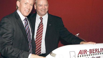 Ein Herz für Promis. Ex-Airline-Chef Joachim Hunold mit Johannes Kerner. Foto: dpa