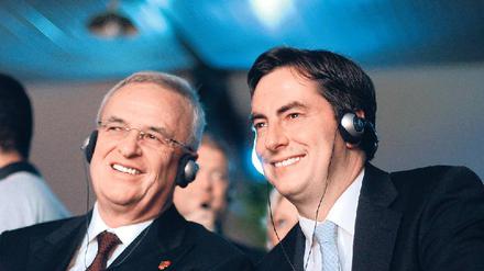 Gut gelaunte Gäste aus Niedersachsen. VW-Chef Martin Winterkorn und Ministerpräsident David McAllister während einer Preisverleihung in Sao Paulo. Foto: dapd