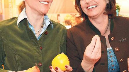 Eine Birne ist eine Birne. Bundespräsidentengattin Bettina Wulff (links) und Verbraucherministerin Ilse Aigner untersuchen Obst auf der Grünen Woche. Foto: pa/dpa
