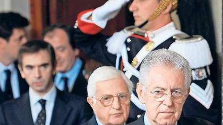 Italiens neuer Ministerpräsident Mario Monti (rechts) stellte am Mittwoch im Palast von Staatschef Giorgio Napolitano sein Kabinett vor. Foto: dpa