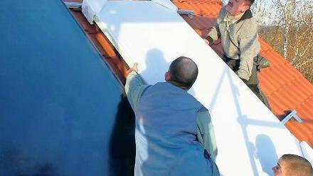 Teure Energiewende. Um die Kosten zu senken, soll die Einspeisevergütung für Sonnenstrom von Dachanlagen reduziert werden. Foto: ddp