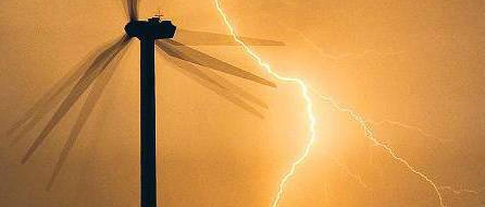 Hoffentlich gut versichert. Wenn der Blitz in eine Windenergieanlage einschlägt, kann das teuer werden. Foto: dpa/pa