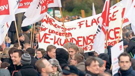 Arbeitskampf. Rund 1500 Vattenfall-Beschäftigte demonstrierten am Montag vor der schwedischen Botschaft für den Erhalt ihrer Jobs. Foto: dpa