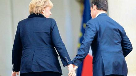 Hand in Hand. Angela Merkel und Nicolas Sarkozy machen gemeinsam Druck für eine schnelle Reform der EU-Verträge. Foto: Reuters