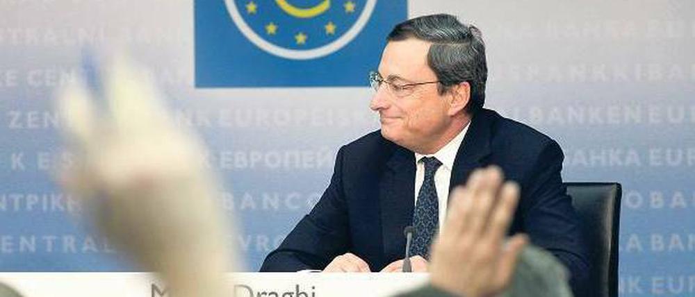Viele Fragen, eine Antwort. EZB-Präsident Mario Draghi begründete die Entscheidung, die Leitzinsen in der Euro-Zone auf den historischen Tiefststand von 1,0 Prozent zu senken, mit der Schuldenkrise und den schwachen Wachstumsaussichten. Foto: Reuters