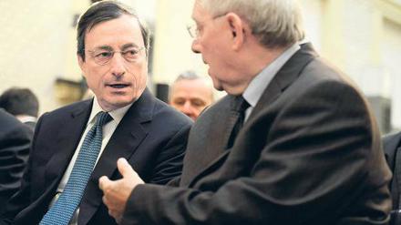 Krisenhelfer unter sich. Mario Draghi sprach erstmals in Berlin – Finanzminister Wolfgang Schäuble (CSU) hörte zu. Foto: dapd