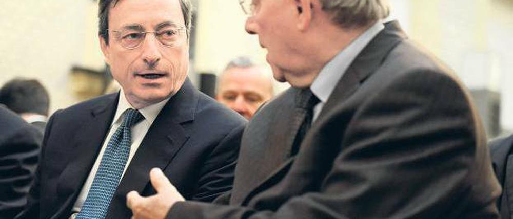 Krisenhelfer unter sich. Mario Draghi sprach erstmals in Berlin – Finanzminister Wolfgang Schäuble (CSU) hörte zu. Foto: dapd