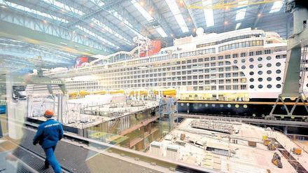 Bald fertig. Das Kreuzfahrtschiff Disney Fantasy in der Meyer-Werft in Papenburg. Foto: dpa