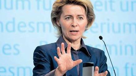 Kein Wunder. Arbeitsministerin Ursula von der Leyen (CDU) freut sich über die saisonbereinigt stabile Lage auf dem Arbeitsmarkt. Doch hinter den Zahlen finden Experten Alarmierendes. Foto: dapd