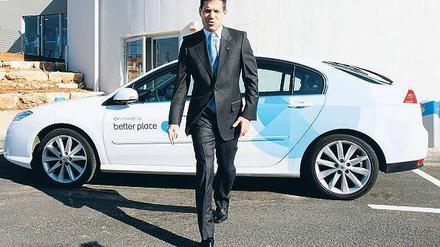 Zielstrebig. Shai Agassi, Gründer und Chef von Better Place, vor einem Jahr in Tel Aviv vor einem Auto seines Partners Renault. 