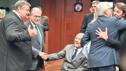 Schlag ein. Wolfgang Schäuble schüttelt Griechenlands Premier Lucas Papademos die Hand. Wie lange die Freude anhält, muss sich erst noch zeigen. Foto: AFP