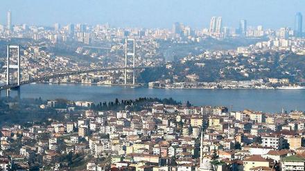 Asien und Europa. Istanbul am Bosporus markiert die Grenze zwischen zwei Kontinenten. Deren Einfluss verschiebt sich gerade. Foto: dpa
