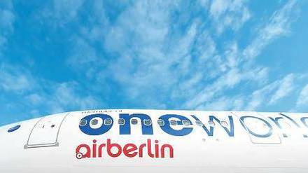 Neustart mit Blau-Weiß. Air Berlin gehört nun zur Allianz Oneworld und präsentierte am Dienstag einen Flieger mit deren Logo am neuen Flughafen BER.