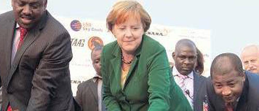 Verbrannte Erde. Angela Merkel bei der Grundsteinlegung eines Catering-Zentrums am Flughafen von Luanda im Juli 2011. Das Projekt beschäftigt nun die Justiz.