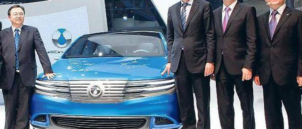 Daimler-Chef Dieter Zetsche selbst präsentierte in Peking mit den chinesischen Partnern von BYD und Daimler-Forschungsvorstand Thomas Weber das gemeinsame Elektroauto „Denza“. Foto: dpa