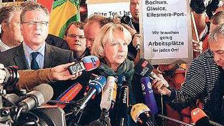 „Wir wollen keinen ruinösen Standortwettbewerb.“ NRW-Ministerpräsidentin Hannelore Kraft bekam am Montag reichlich Beifall von der Bochumer Opel-Belegschaft. Foto: dapd