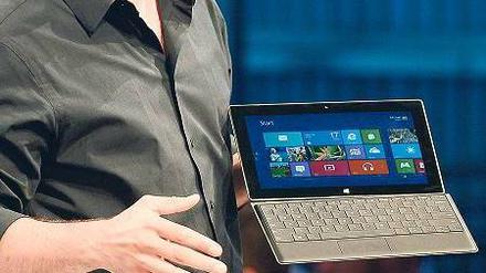 Mit Tastatur im Deckel. Microsoft-Manager Michael Angiulo zeigt das neue Surface genannte Tablet des Softwarekonzerns in den Milk Studios in Los Angeles. Foto: AFP