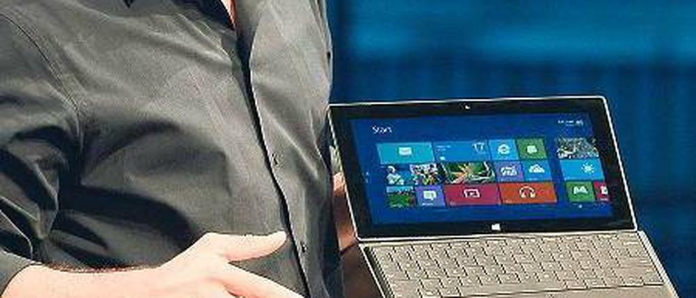 Mit Tastatur im Deckel. Microsoft-Manager Michael Angiulo zeigt das neue Surface genannte Tablet des Softwarekonzerns in den Milk Studios in Los Angeles. Foto: AFP