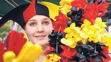 Kurz gefragt. Ketten, Kappen und Klapperhände in Deutschlandfarben. Foto: p-a/dpa
