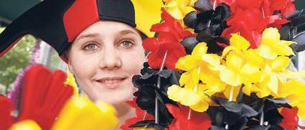 Kurz gefragt. Ketten, Kappen und Klapperhände in Deutschlandfarben. Foto: p-a/dpa