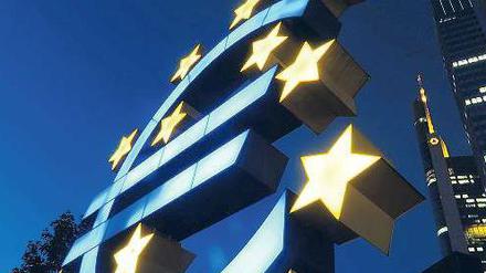Eine gewisse Strahlkraft hat es immer noch, das Euro-Zeichen vor der Europäischen Zentralbank in Frankfurt am Main. Die Währung selbst wackelt bedenklich. Foto: dapd