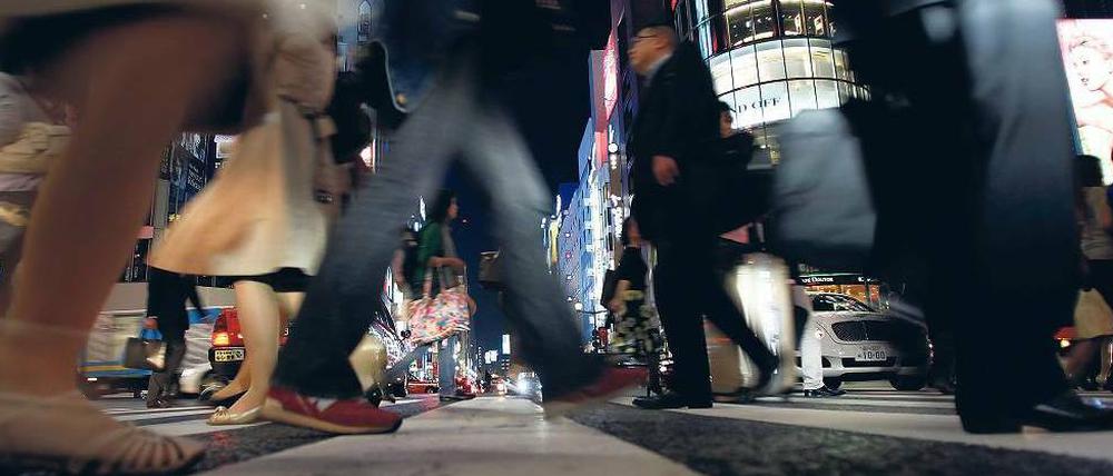 Keine Zeit zum Rasten. In der Tokioter Innenstadt geht es hektisch zu. Im Alltagsleben der Japaner auch: Das oberste Gebot ist es, zu funktionieren.