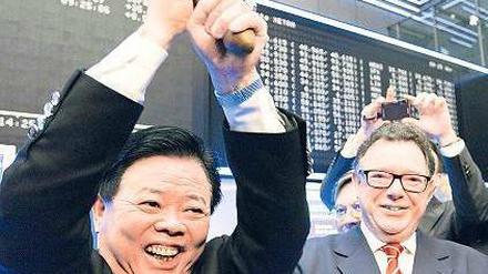 Freudenmoment. Jianshe Cai (l.), CEO des chinesischen Bad-Armaturenherstellers Joyou, feiert im März 2010 mit Deutsche-Börse-Chef Reto Francioni den Börsengang. Foto: Reuters