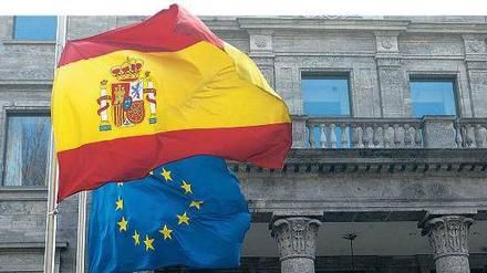 Bekenntnis zu Europa. Vor der spanischen Botschaft in Berlin flattert auch die EU-Flagge. Foto: dapd