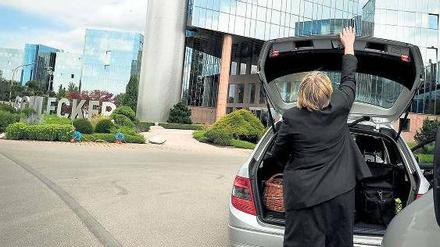 Abtransport. Eine Ermittlerin lädt vor der Schlecker-Zentrale in Ehingen Akten in ihren Wagen. Foto: dpa