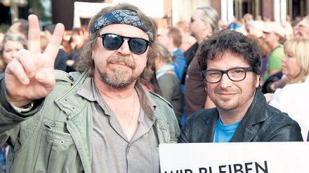 Promis für Opel. Der Schauspieler Armin Rohde (l.), Comedian Hennes Bender und andere Kulturschaffende gingen in Bochum auf die Straße.