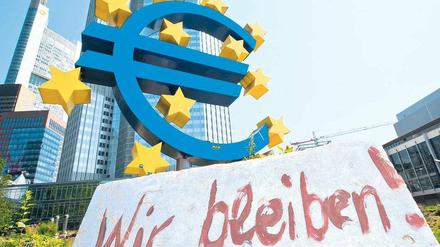 Bleiberecht. Ein Euro-Austritt muss nach Meinung der Ökonomen verhindert werden. Auch die Occupy-Camp-Bewohner in Frankfurt am Main wollen die „Euro-Zone“ nicht verlassen, aber den Banken die Geschäfte erschweren. Foto: dpa-Bildfunk
