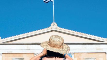 Politik im Blick. Für die Griechen wird es hart. Die Regierung will Ausgaben im Gesundheitswesen und Gehälter kürzen sowie die Renten senken. 
