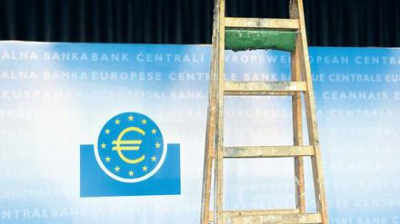 Leere Versprechungen. Die jüngste Ankündigung von Mario Draghi, die EZB werde „alles Notwendige“ tun, um den Euro zu retten, hatte hohe Erwartungen an den Finanzmärkten geweckt. Doch am Donnerstag ließ der Notenbank-Chef vieles offen. Foto: dpa