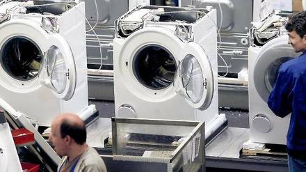 Made in Germany. Produkte aus deutscher Fertigung sind im In- und Ausland gefragt - zum Beispiel Waschmaschinen von Miele, die unter anderem in Gütersloh produziert werden. Foto: dapd