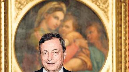 Der Retter. EZB-Chef Mario Draghi rechnet mit einem Volumen von 70 bis 100 Milliarden Euro beim Ankaufprogramm von Staatsanleihen. Foto: rtr