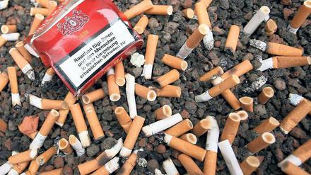 Feueralarm. Zigarettenhersteller wehren sich gegen gegen die drohenden Einschränkungen ihrer Markenrechte. EU-Gesundheitskommissar John Dalli, früher selbst Raucher, verweist auf 600 000 Bürger, die angeblich jährlich an den Folgen des Rauchens sterben. 