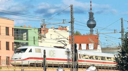 Wer weg will, zahlt drauf. Eine einfache Fahrt von Berlin nach Dortmund wird künftig zwei Euro mehr kosten. Foto: dpa