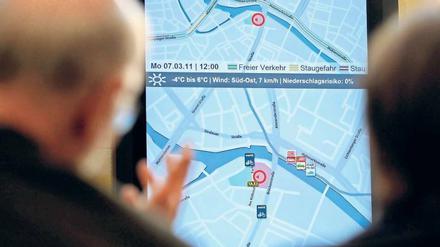Stauschau. In der Berliner Verkehrsinformationszentrale hat man den Überblick. Immer wichtiger wird die Vernetzung von Straße und Schiene.