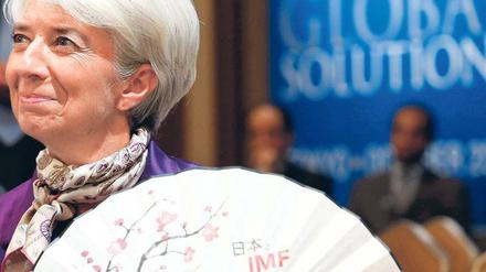 Fächer statt Rettungsschirm: IWF-Direktorin Christine Lagarde setzt in Tokio auf traditionelle japanische Hilfsmittel. 