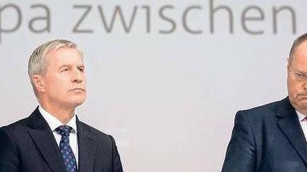Kontrahenten. Die versteinerte Miene von Deutsche-Bank-Chef Fitschen zeigt schon, dass er mit vielem, was SPD-Kanzlerkandidat Steinbrück sagte, nicht einverstanden war. Foto: dpa