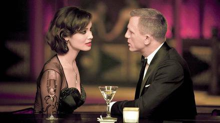 Hauptsache Alkohol. Während seine Begleitung beim Champagner bleibt, greift James Bond mal wieder zum Wodka-Martini. 