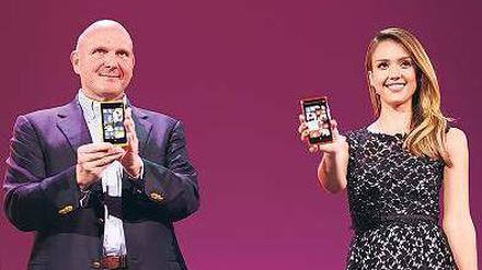Zeigt her eure Handys. Microsoft-Chef Steve Ballmer und Schauspielerin Jessica Alba. Foto: AFP