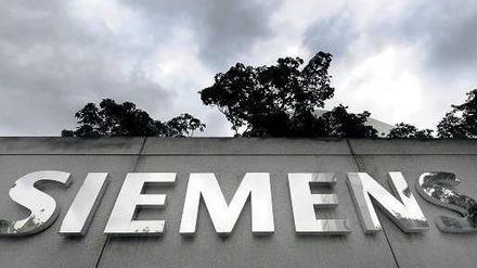 Dunkle Wolken über Siemens. Konzernchef Peter Löscher will angeblich bis zu 10 000 Stellen streichen. 