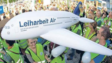 Kein Streik. Im September demonstrierten Flugbegleiter in München gegen die Arbeitsbedingungen bei der Lufthansa. Nun ruft die Gewerkschaft Ufo zur Urabstimmung auf. Nach dem Schlichterspruch ist ein erneuter Arbeitskampf unwahrscheinlich.