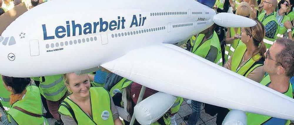 Kein Streik. Im September demonstrierten Flugbegleiter in München gegen die Arbeitsbedingungen bei der Lufthansa. Nun ruft die Gewerkschaft Ufo zur Urabstimmung auf. Nach dem Schlichterspruch ist ein erneuter Arbeitskampf unwahrscheinlich.