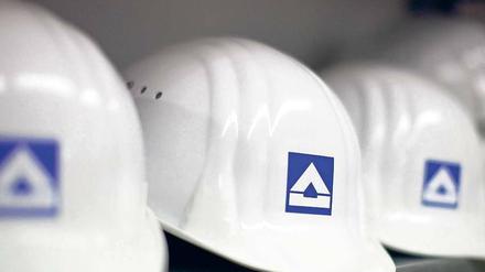 Wer muss seinen Hut nehmen? Die Gewerkschaft IG Bau hat Widerstand gegen einen Stellenabbau angekündigt. Foto: dpa